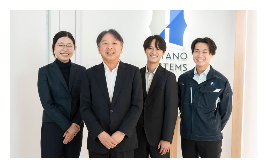 先輩社員と3人の若手社員が笑顔で映っている職場の風景