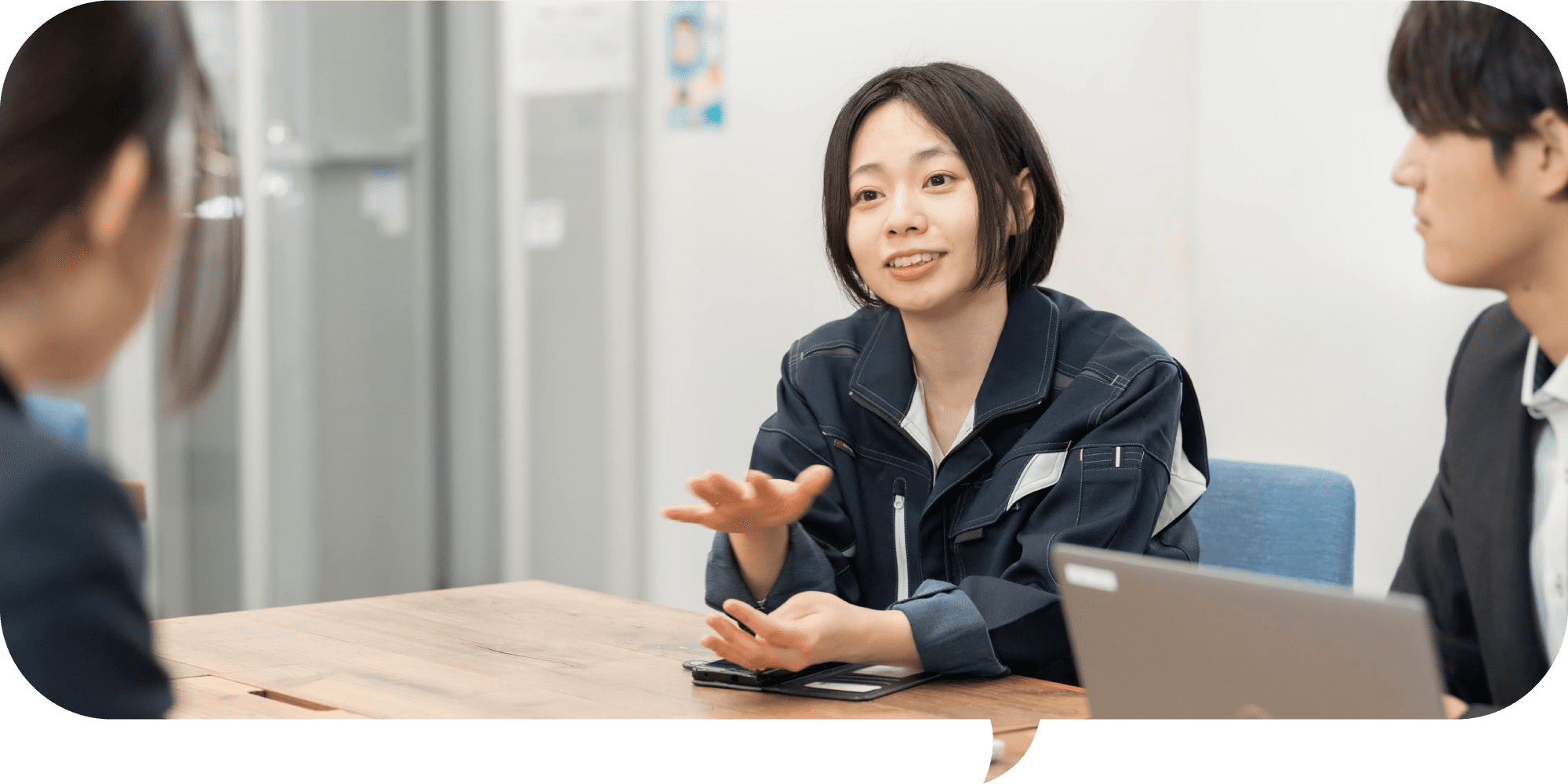 インタビューを受ける先輩社員