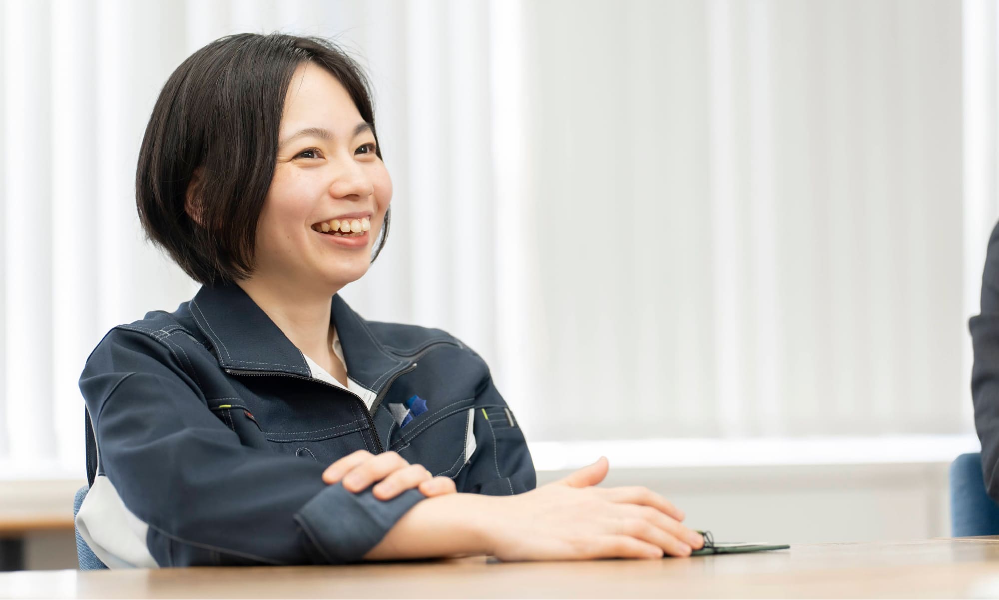 笑顔で話す先輩社員