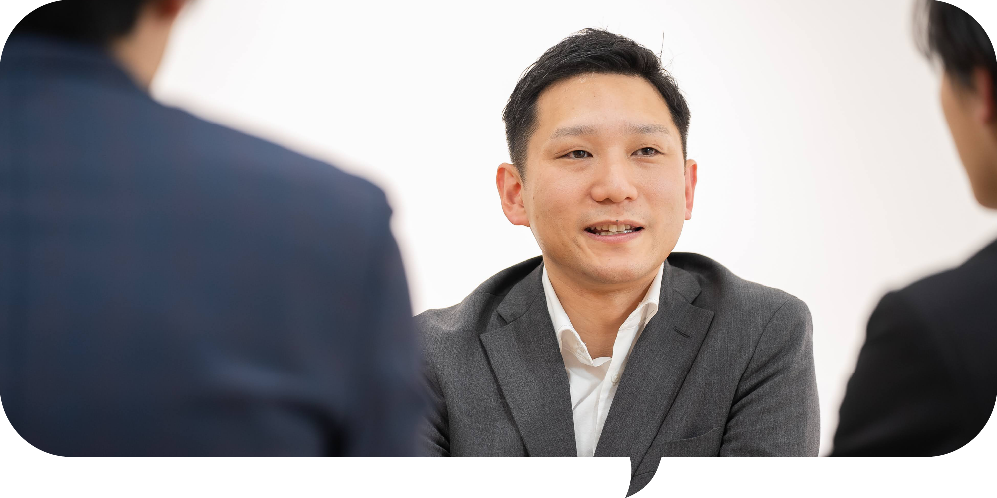 インタビューを受ける先輩社員