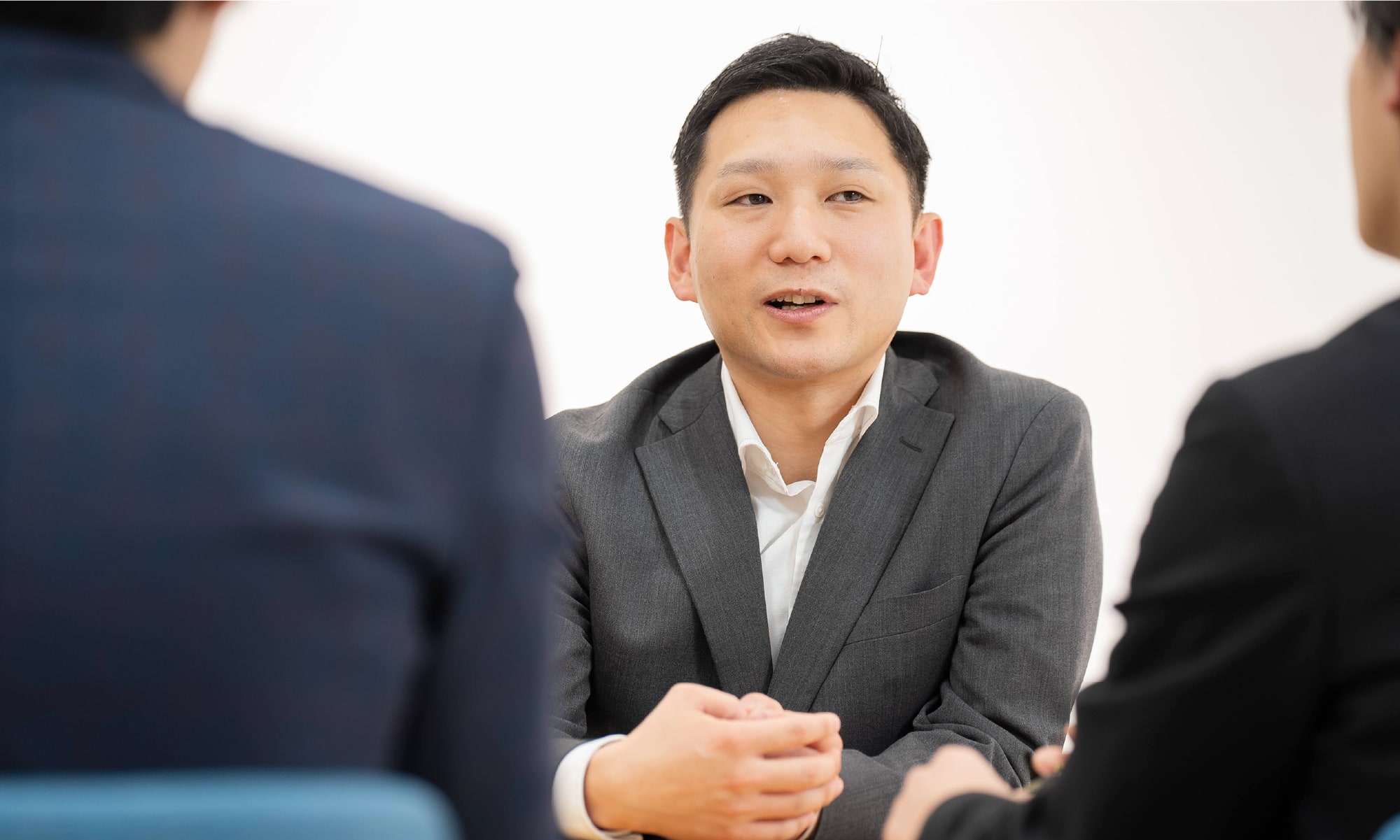 ジェスチャーを交えながら話す先輩社員