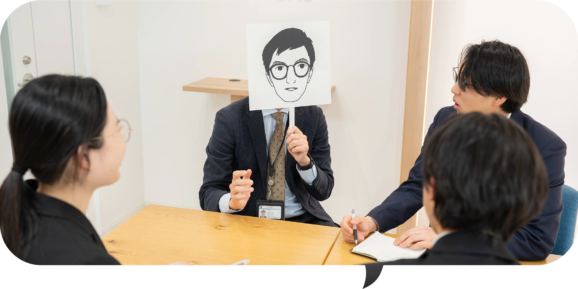 インタビューを受ける先輩社員