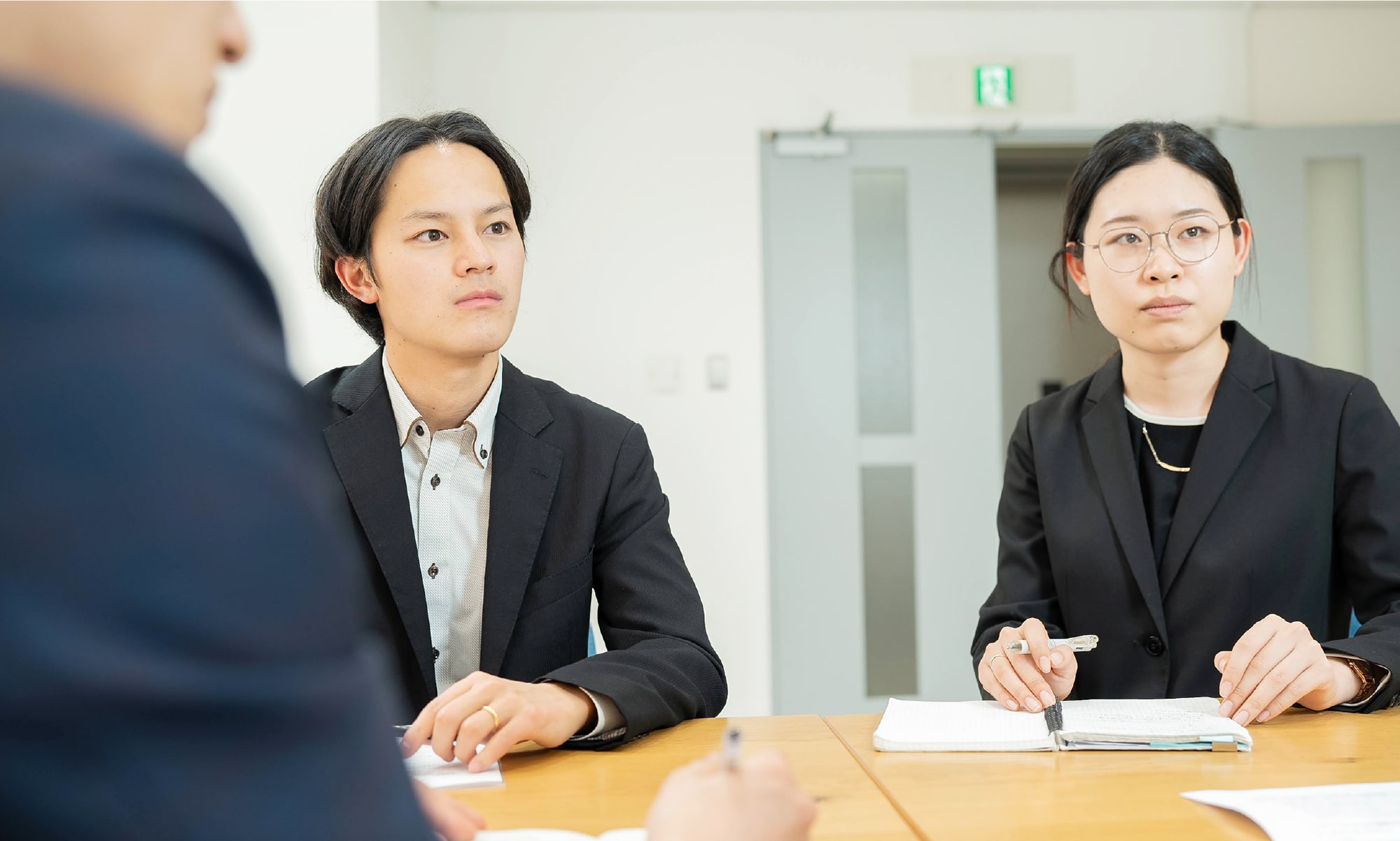真剣に話を聞く若手社員