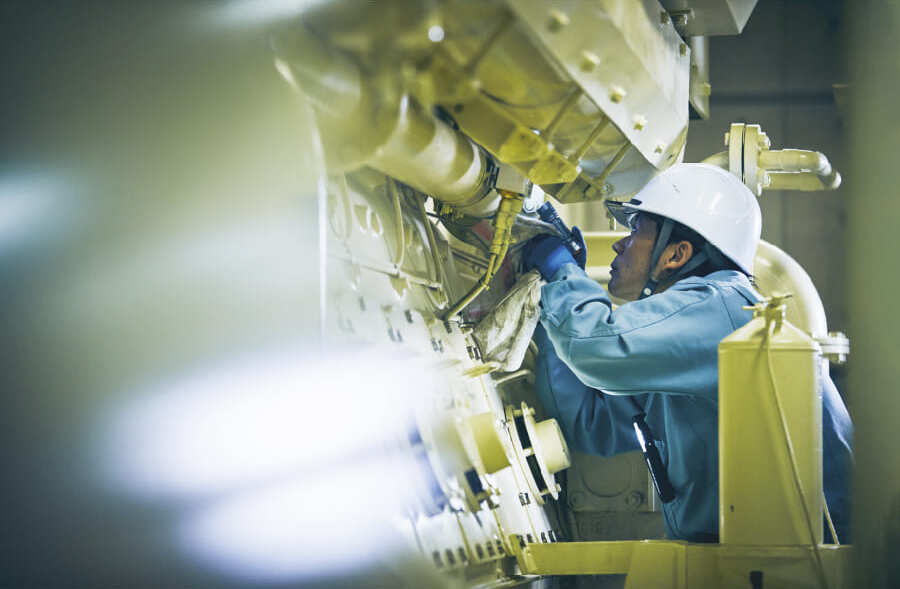 自家発電設備を点検する作業者